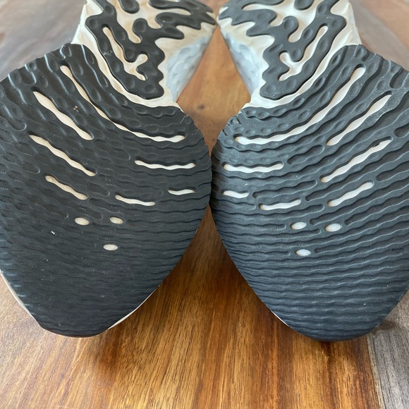 Women’s Nike React Infinity Run Flyknit Sneakers - Picture 12 of 15